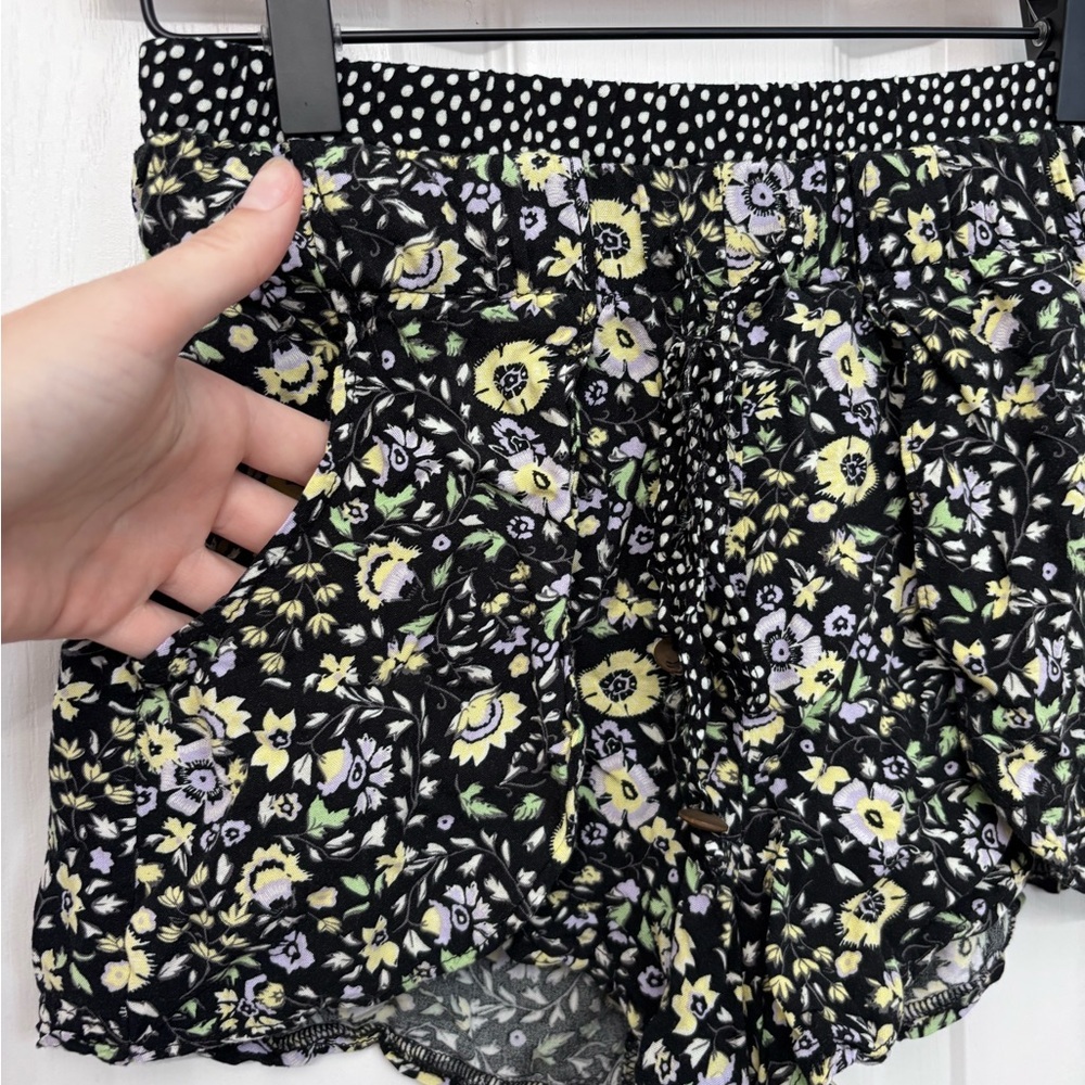 Black Floral Flowy Shorts | Vanilla Star Size S - Picture 4 of 5
